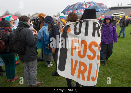 Diverse migliaia di manifestanti hanno dimostrato oggi (29 nov 2015) di Amsterdam contro l'attuale politica in materia di clima. La prossima settimana il clima internazionale inizia al vertice di Parigi. Foto Stock