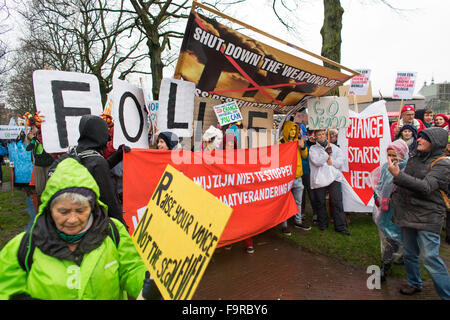 Diverse migliaia di manifestanti hanno dimostrato oggi (29 nov 2015) di Amsterdam contro l'attuale politica in materia di clima. La prossima settimana il clima internazionale inizia al vertice di Parigi. Foto Stock