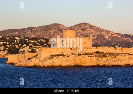 Vista sul faro e il castello di Se a Marsiglia in Francia al tramonto Foto Stock