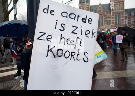 Diverse migliaia di manifestanti hanno dimostrato oggi (29 nov 2015) di Amsterdam contro l'attuale politica in materia di clima. La prossima settimana il clima internazionale inizia al vertice di Parigi. Foto Stock