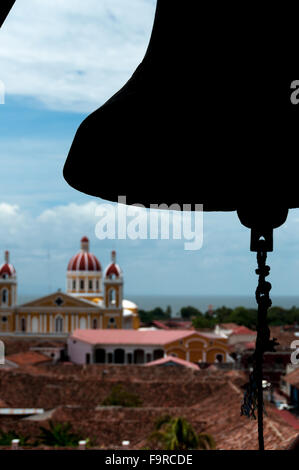 Silhouette di una campana sulla chiesa e sui tetti della casa nella città di Granada Foto Stock