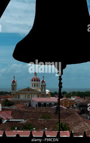 Silhouette di una campana sulla chiesa e sui tetti della casa nella città di Granada Foto Stock