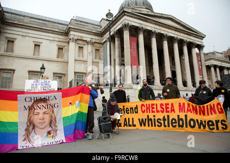 Londra, Regno Unito. 17 dicembre, 2015. Gli attivisti nel rally di Trafalgar Square a Chelsea Manning il ventottesimo compleanno a chiamata per il suo perdono. Credito: Mark Kerrison/Alamy Live News Foto Stock