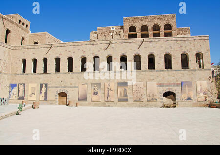Yemen, Medio Oriente: vista del Museo Nazionale di Yemen nella città vecchia di Sana'a, galleria, arco, skyline, Patrimonio Mondiale dell Unesco Foto Stock