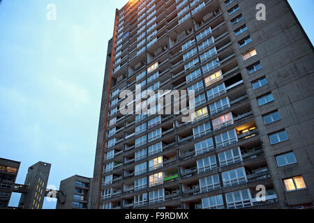 Londra, Regno Unito. 17 dicembre, 2015. La torre Balfron, l'iconica Grade II-elencati Brutalist alloggi sociali blocco progettato da Ernő Goldfinger, sta per essere trasformato in appartamenti di lusso per la vendita ai privati. Foto Stock