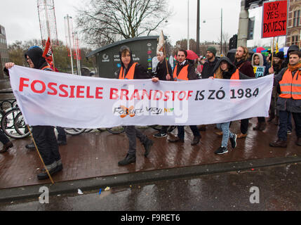 Diverse migliaia di manifestanti hanno dimostrato oggi (29 nov 2015) di Amsterdam contro l'attuale politica in materia di clima. La prossima settimana il clima internazionale inizia al vertice di Parigi. Foto Stock