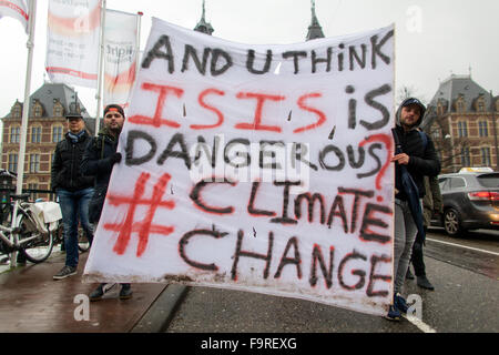 Diverse migliaia di manifestanti hanno dimostrato oggi (29 nov 2015) di Amsterdam contro l'attuale politica in materia di clima. La prossima settimana il clima internazionale inizia al vertice di Parigi. Foto Stock