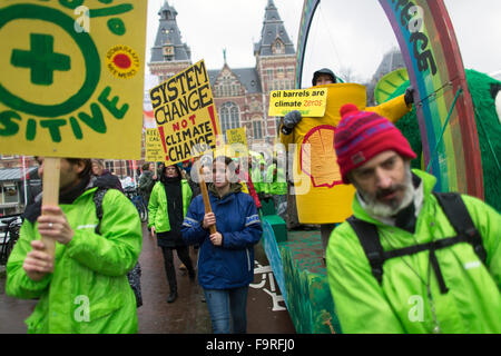 Diverse migliaia di manifestanti hanno dimostrato oggi (29 nov 2015) di Amsterdam contro l'attuale politica in materia di clima. La prossima settimana il clima internazionale inizia al vertice di Parigi. Foto Stock