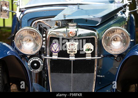 Dettaglio di un blu vintage MG TD drophead griglia anteriore Foto Stock