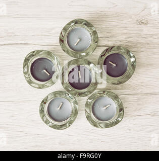 Sei candelieri di vetro con tè luci a forma di stella. Tema Religioso. Foto Stock