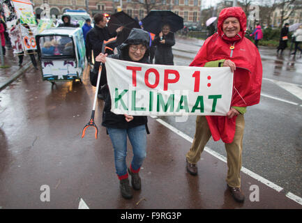 Diverse migliaia di manifestanti hanno dimostrato oggi (29 nov 2015) di Amsterdam contro l'attuale politica in materia di clima. La prossima settimana il clima internazionale inizia al vertice di Parigi. Foto Stock