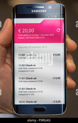 Tutti i trasporti olandese le aziende hanno iniziato in collaborazione con le società telefoniche (Vodafone e KNP) un esperimento in cui i pendolari possono effettuare il check in e il check out da telefono mobile su mezzi di trasporto pubblico. Foto Stock