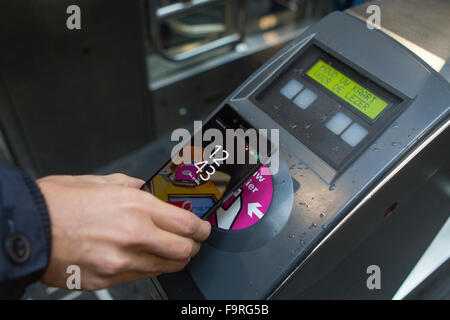 Tutti i trasporti olandese le aziende hanno iniziato in collaborazione con le società telefoniche (Vodafone e KNP) un esperimento in cui i pendolari possono effettuare il check in e il check out da telefono mobile su mezzi di trasporto pubblico. Foto Stock