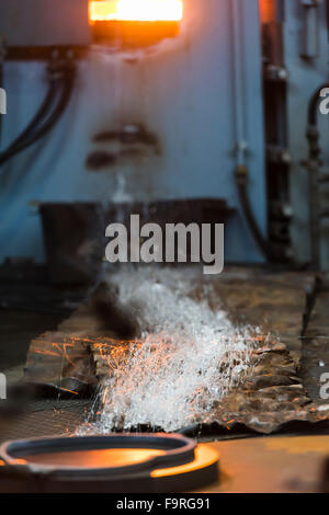 Paletto del forno di una fabbricazione glassblowing con sottili fibre di vetro sul pavimento Foto Stock