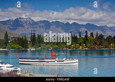 Il battello a vapore la SS Earnslaw sul lago Wakatipu a Queenstown (Māori: Tāhuna) con la gamma della montagna il Remarkables Foto Stock