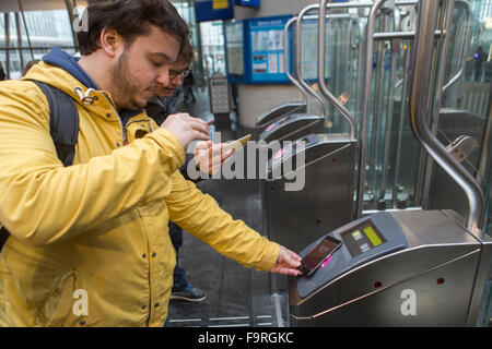 Tutti i trasporti olandese le aziende hanno iniziato in collaborazione con le società telefoniche (Vodafone e KNP) un esperimento in cui i pendolari possono effettuare il check in e il check out da telefono mobile su mezzi di trasporto pubblico. Foto Stock