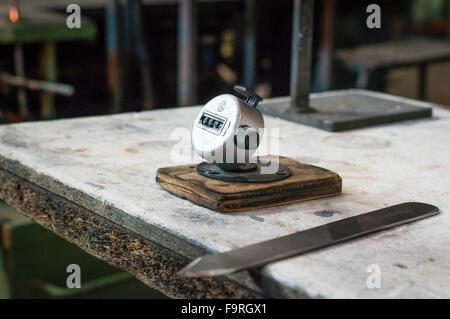 Contatore meccanico su un banco di lavoro ad una soffiatura del vetro Fabbricazione / forno per vetro Foto Stock