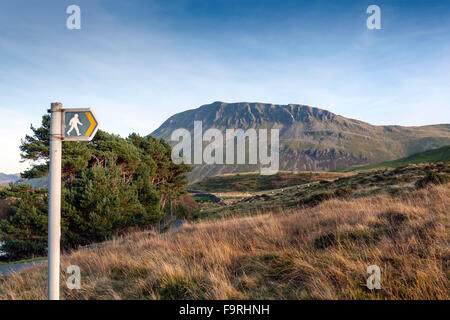 Un meteo indossato il sentiero segno sulla prateria aperta con i ripidi pendii delle montagne circostanti in background. Foto Stock