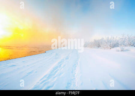 La nebbia sul fiume in inverno Foto Stock