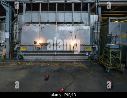 Forno a la tradizionale fabbrica di vetro soffiato in Hergiswil, Svizzera. Foto Stock