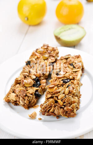 Colazione sana le barre di muesli e frutta fresca Foto Stock