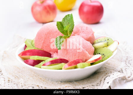 Anguria gelato e frutta fetta nel recipiente Foto Stock