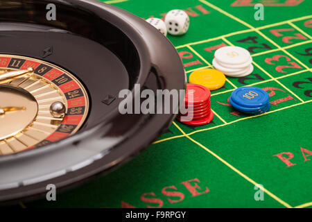 La roulette nel casinò , chip e plinti impilare su un feltro verde Foto Stock