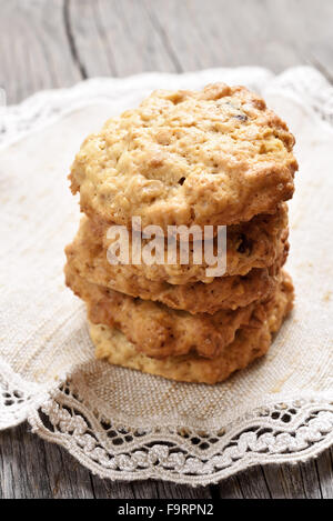 In casa di avena cookies impilati sul tovagliolo Foto Stock