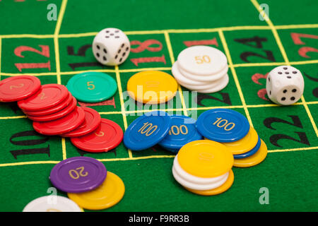 Casino chip e plinti impilare su un feltro verde Foto Stock