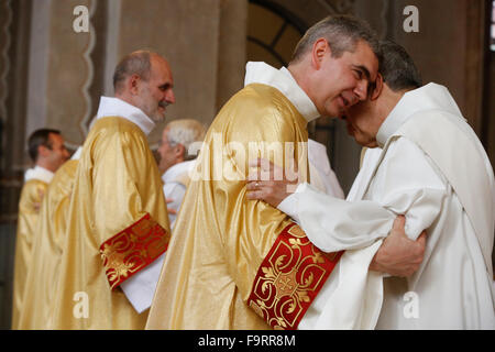 Il diacono ordinazioni nella Sainte Geneviève la cattedrale di Nanterre, Francia. Foto Stock