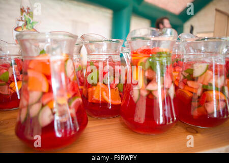 Pimms e limonata drink brocca con bicchieri in vetro frutta rinfrescanti bevande alcoliche alcol di menta fresca gin basato tall long cocktail coc Foto Stock