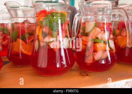 Pimms e limonata drink brocca con bicchieri in vetro frutta rinfrescanti bevande alcoliche alcol di menta fresca gin basato tall long cocktail coc Foto Stock