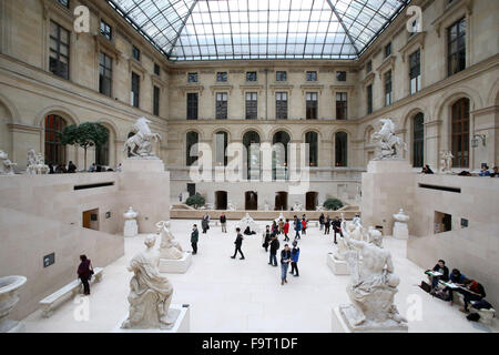 Cour Marly sala di scultura all'interno del museo del Louvre. Foto Stock