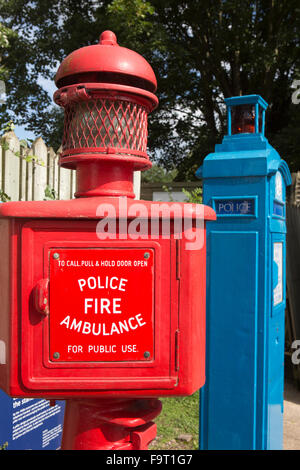 Regno Unito, Inghilterra, Worcestershire, Bromsgrove, Avoncroft Museum, telefonica nazionale di raccolta Kiosk, rosso strada chiamata di emergenza box Foto Stock