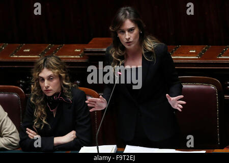 Roma, Italia. Xviii Dicembre, 2015. Marianna Madia e Maria Elena Boschi Roma XVIII Dicembre 2015. Camera dei deputati. Mozione di sfiducia nei confronti del ministro italiano delle riforme, a causa dello scandalo delle 4 banche salvate dal governo (ministro del padre è stato vice presidente di uno di essi) Credito: Insidefoto/Alamy Live News Foto Stock