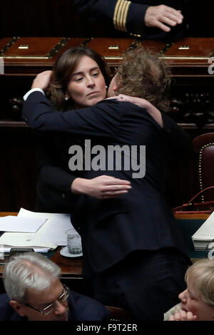 Roma, Italia. Xviii Dicembre, 2015. Maria Elena Boschi e Luca Lotti congratulazioni Roma XVIII Dicembre 2015. Camera dei deputati. Mozione di sfiducia nei confronti del ministro italiano delle riforme, a causa dello scandalo delle 4 banche salvate dal governo (ministro del padre è stato vice presidente di uno di essi) Credito: Insidefoto/Alamy Live News Foto Stock