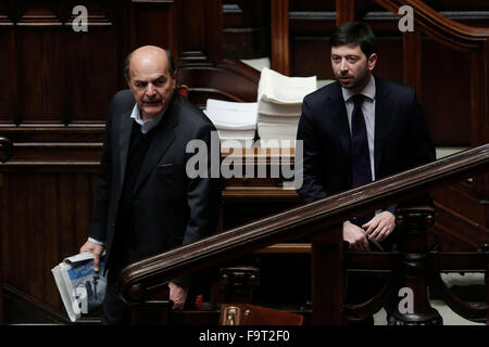 Roma, Italia. Xviii Dicembre, 2015. Il Partito democratico deputati Pier Luigi Bersani e Roberto Speranza Roma XVIII Dicembre 2015. Camera dei deputati. Mozione di sfiducia nei confronti del ministro italiano delle riforme, a causa dello scandalo delle 4 banche salvate dal governo (ministro del padre è stato vice presidente di uno di essi) Credito: Insidefoto/Alamy Live News Foto Stock