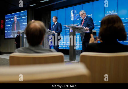 Bruxelles. Xviii Dicembre, 2015. Presidente del Consiglio europeo Donald Tusk (L) e il Presidente della Commissione europea Jean-Claude Junker a partecipare alla conferenza stampa dopo due giorni di Unione europea leaders summit a Bruxelles nel dicembre 18, 2015. Credito: Zhou Lei/Xinhua/Alamy Live News Foto Stock