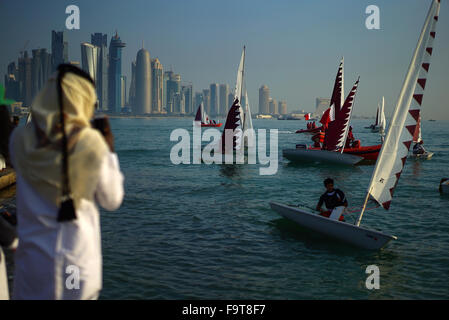 Doha in Qatar. Xviii dicembre, 2015. migliaia di persone si sono riunite insieme di Doha waterfront per celebrare il Qatar della giornata nazionale Foto Stock