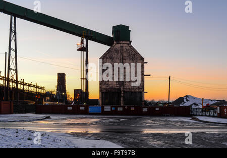 Inverno tramonto su un Yorkshire della miniera di carbone di testa di pit, Royston, South Yorkshire, Regno Unito. Foto Stock