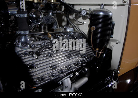 Hot rodded testa piatta Ford motore V8 con periodo corretta teste Offenhauser, nello stile di una 40s 'asta Foto Stock