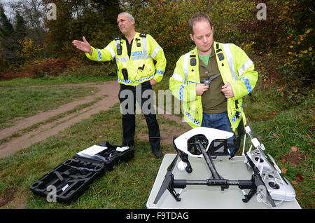 Devon e Cornwall polizia utilizzare un drone in una ricerca e un'operazione di salvataggio Foto Stock