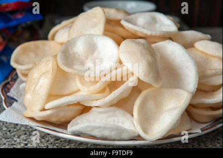 Fresh cinese cracker ai gamberi in una pila Foto Stock