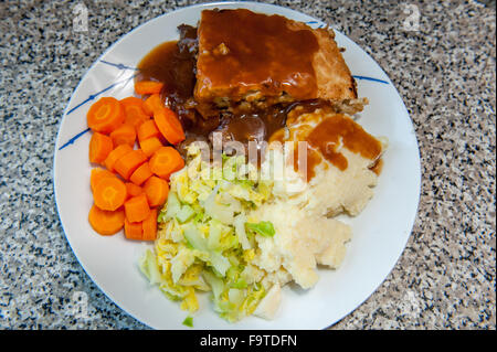 Britannico tradizionale torta a base di carne e verdure Foto Stock