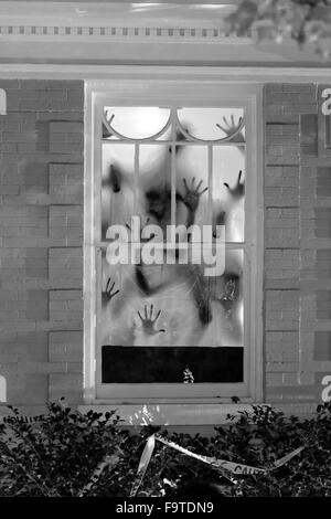 Ombre spettrali in una finestra per la visualizzazione Haloween. Foto Stock