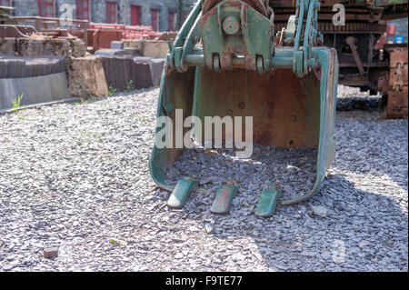 Grande rusty benna di scavo sul grande escavatore industriale Foto Stock