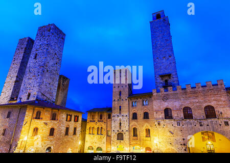 San Gimignano, Italia. Centro storico del borgo medievale al crepuscolo. Toscana. Foto Stock