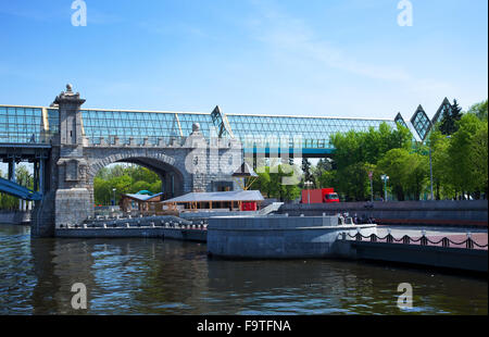 Vista di Mosca. Andreyevsky Bridge e Pushkinsky ponte pedonale Foto Stock