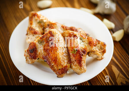 Alette di pollo fritte con aglio Foto Stock