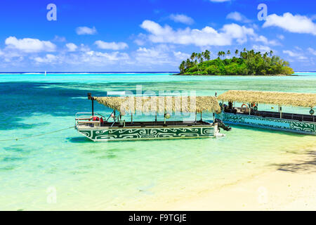 Rarotonga Isole Cook. Isola Motu e imbarcazioni presso il convento Muri di Laguna. Foto Stock